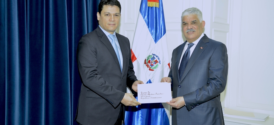 Embajador Daniel Cabrales Castillo presentó sus copias de estilo ante el Canciller de República Dominicana