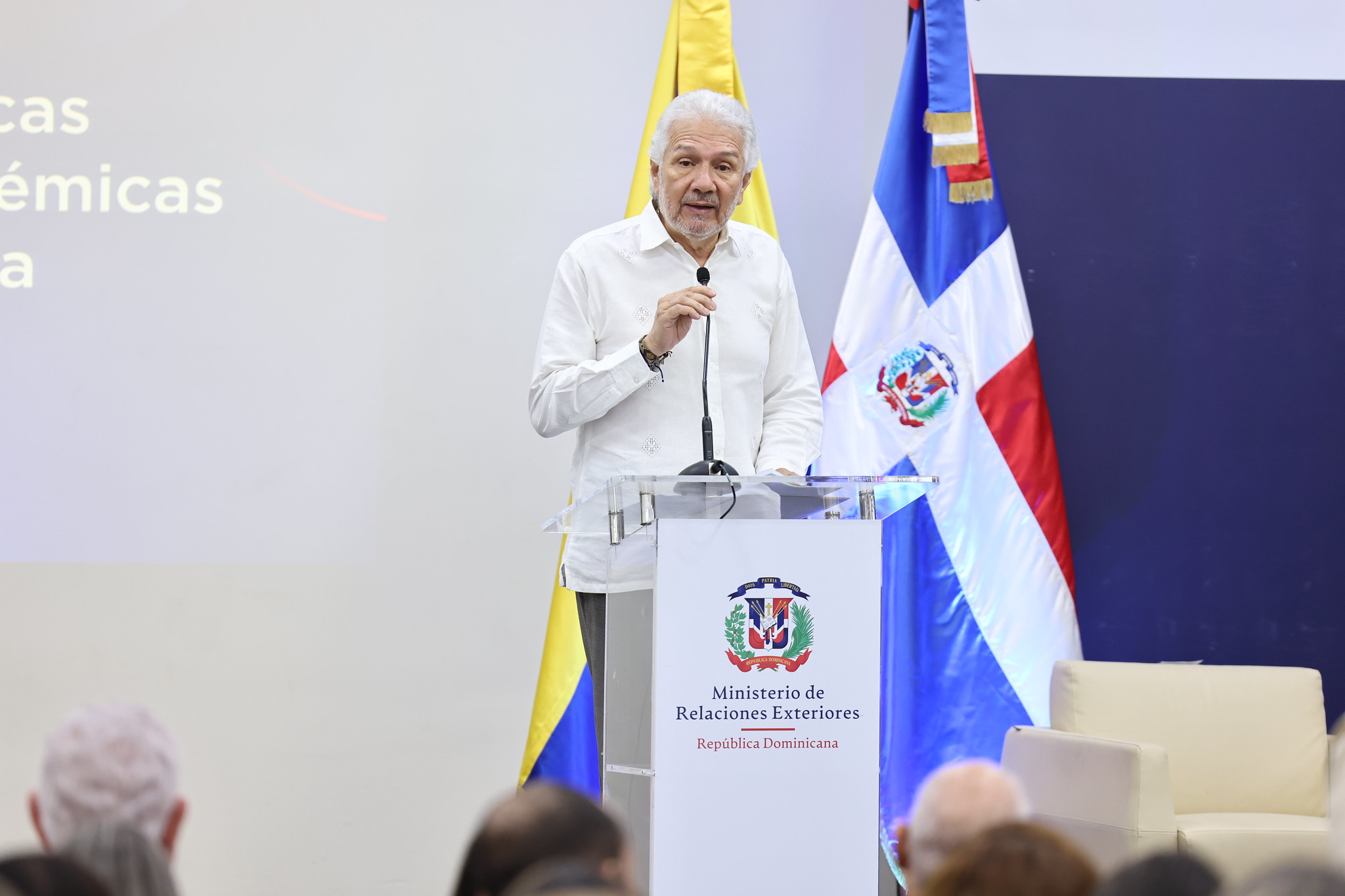 Instituciones de educación pública y privada de Colombia oficializaron la oferta de más de 10 mil becas para estudiantes de República Dominicana