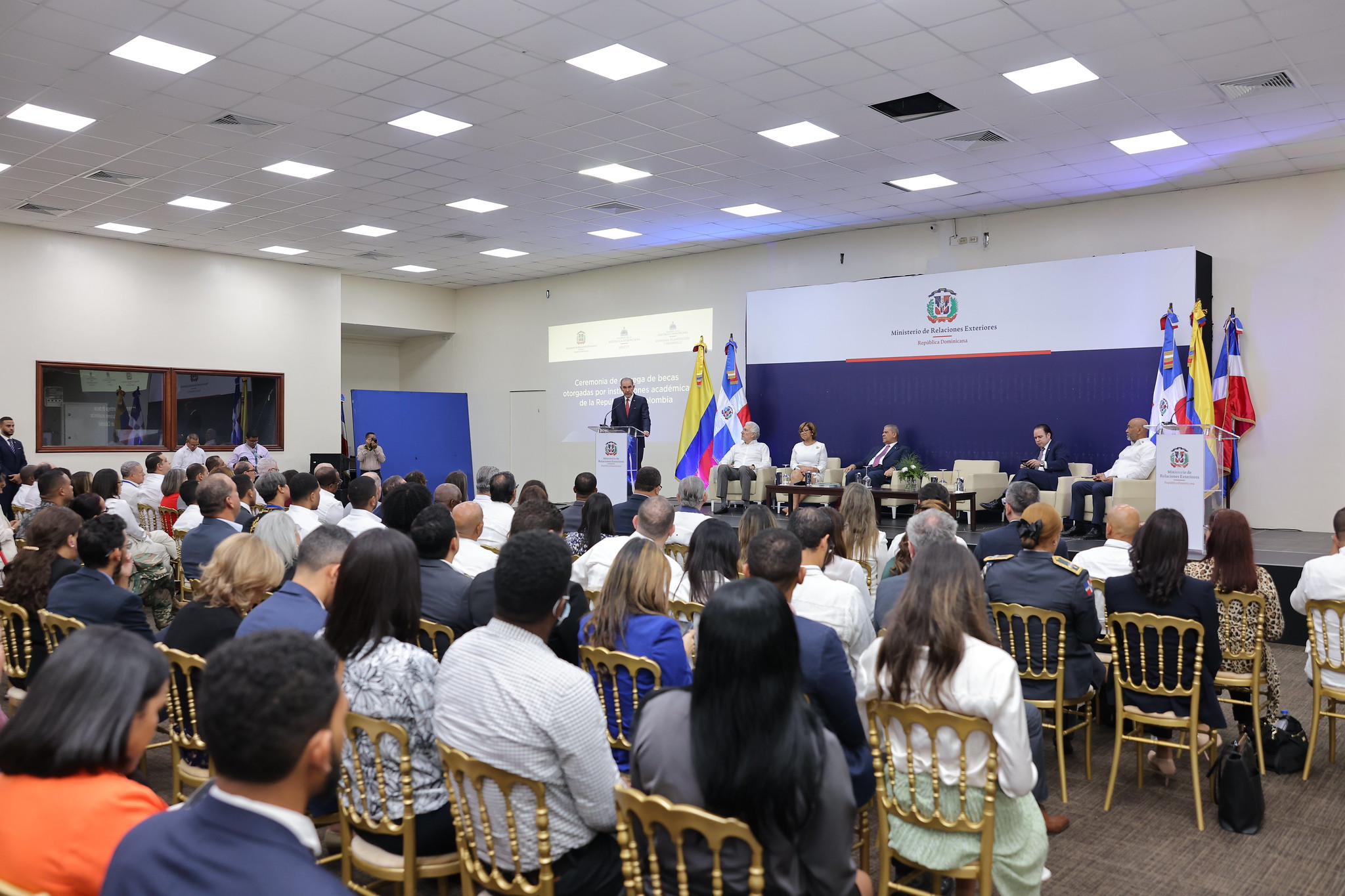 Instituciones de educación pública y privada de Colombia oficializaron la oferta de más de 10 mil becas para estudiantes de República Dominicana