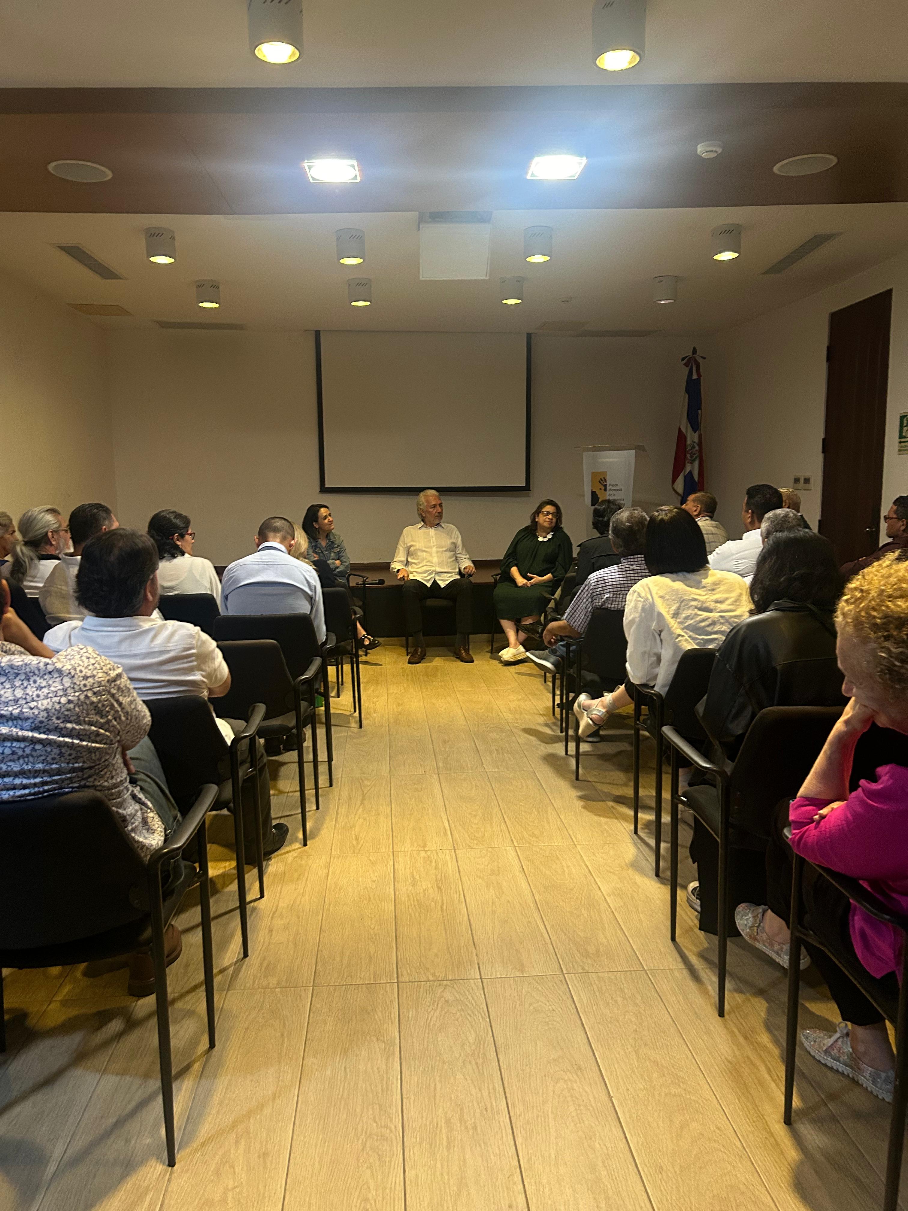 Conversatorio de Gabriela Pinilla en el Museo Nacional de la Resistencia Dominicana. Foto tomada por la Embajada de Colombia en República Dominicana 