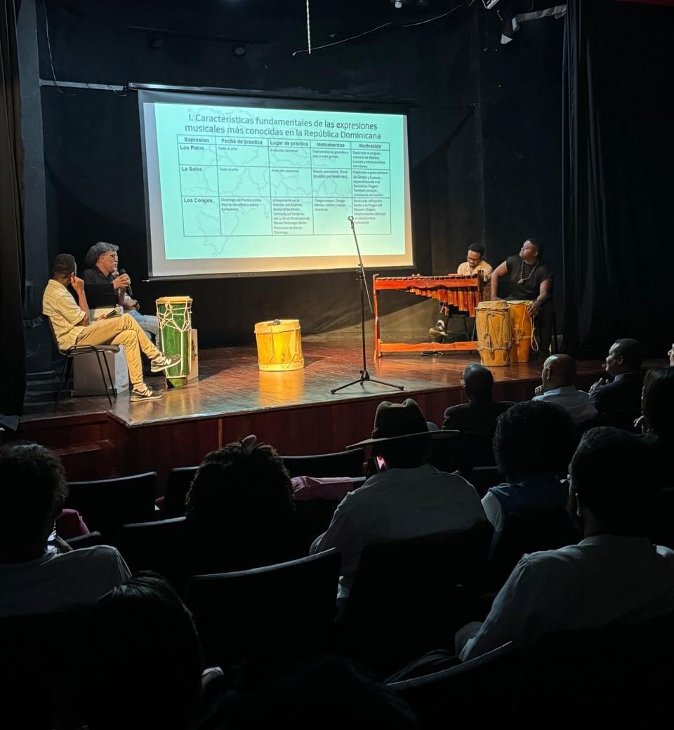 Taller de intercambio de Conocimientos dado en la Universidad Autónoma de Santo Domingo. Foto tomada por la Embajada de Colombia. 19-05-25.