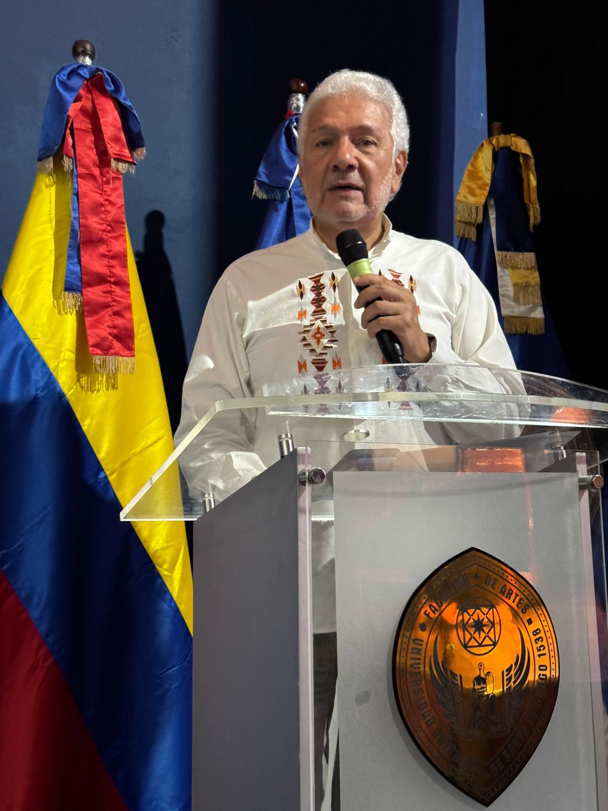 Embajador, Darío Villamizar, dirigiéndose al público en la Universidad Autónoma de Santo Domingo. Foto tomada por la Embajada de Colombia. 19-05-25