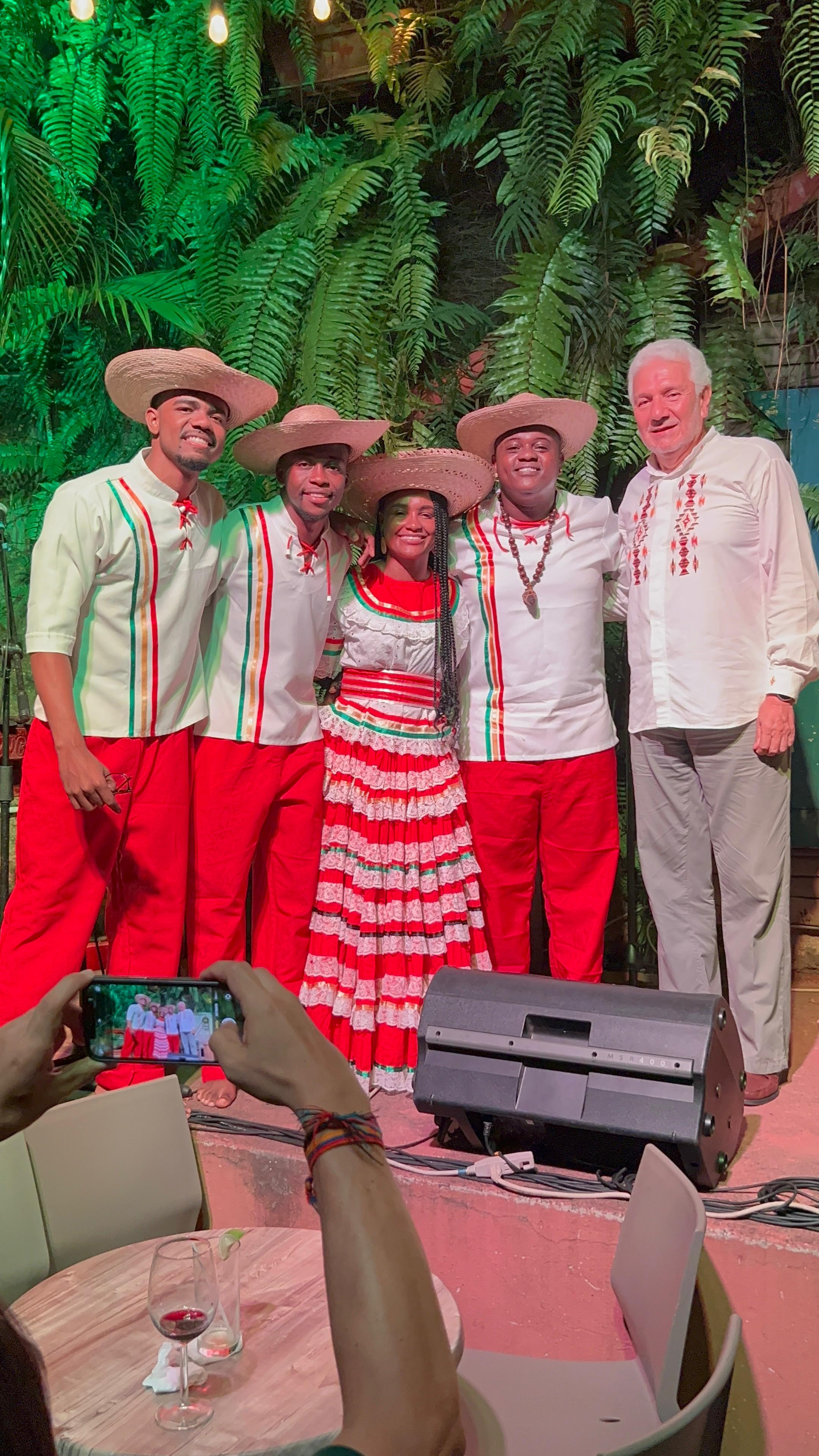 Agrupación Changó junto con el Embajador Darío Villamizar en Casa de Teatro. Foto tomada por la Embajada de Colombia.  19-05-25
