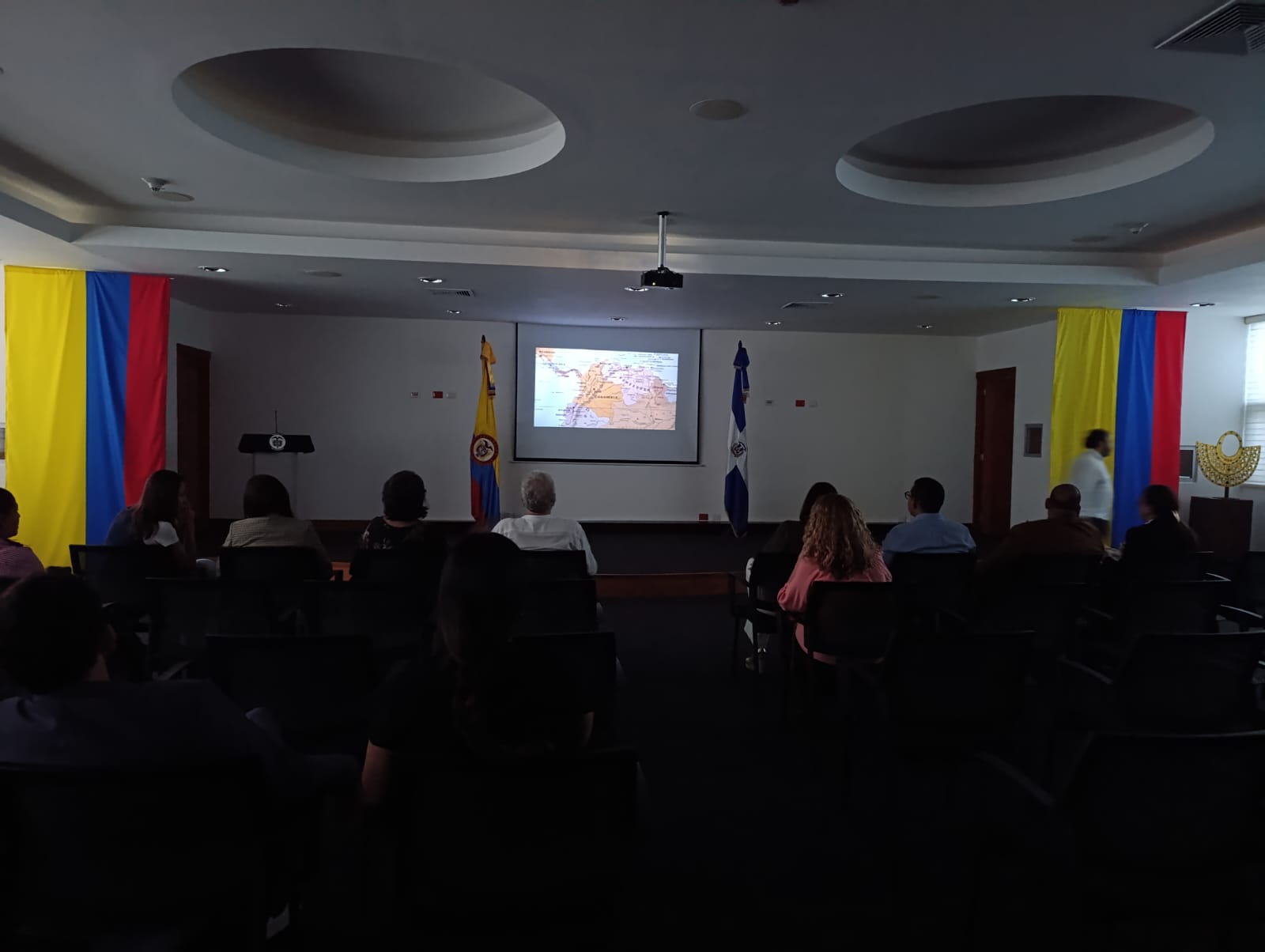 Embajada de Colombia en República Dominicana proyectó el largometraje Golpe de Estadio, reafirmando su compromiso con la diplomacia cultural y la promoción de la memoria histórica a través del cine colombiano