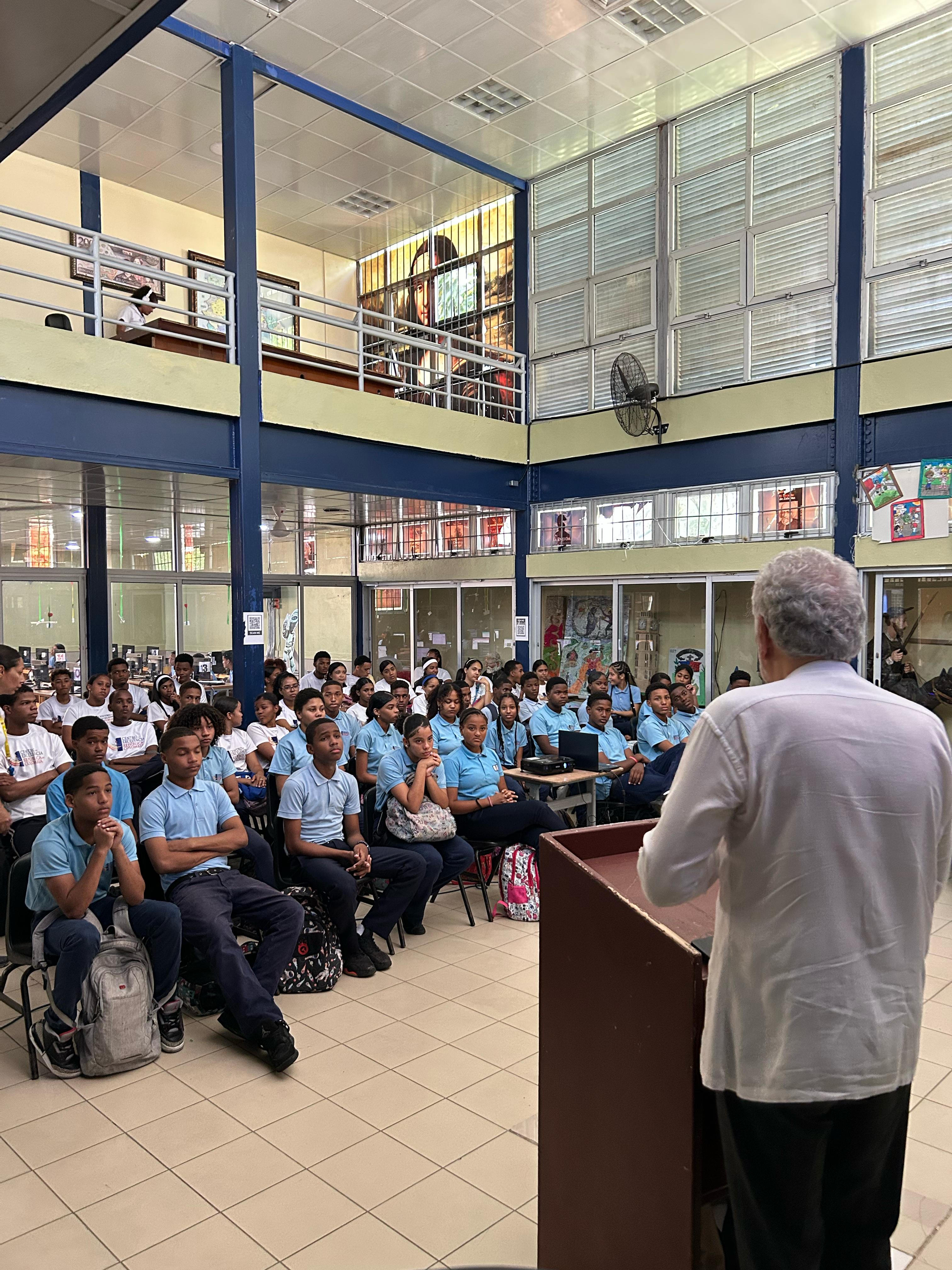 La Embajada de Colombia realizó su primer Cine Foro en el Colegio República de Colombia