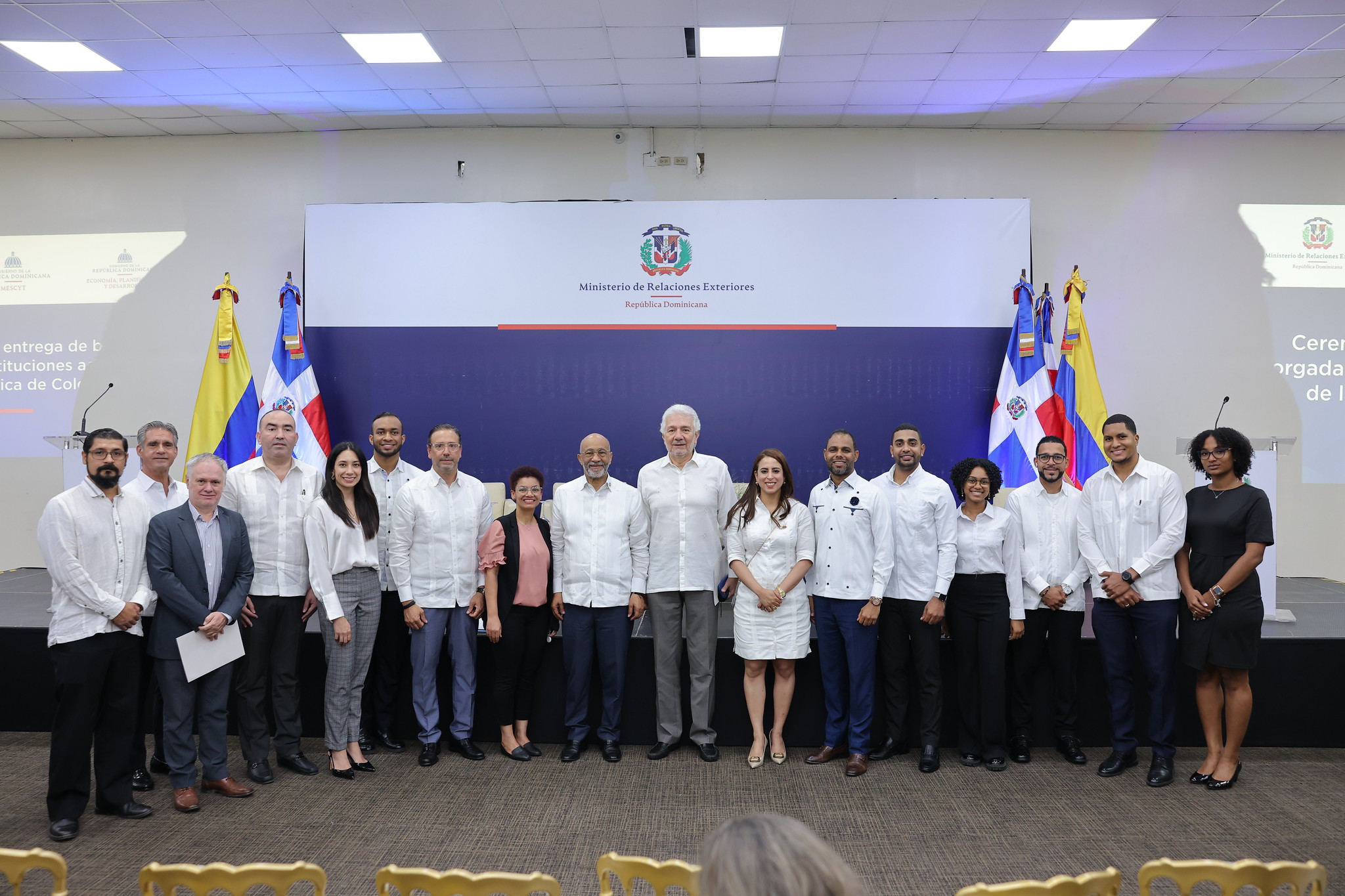 Instituciones de educación pública y privada de Colombia oficializaron la oferta de más de 10 mil becas para estudiantes de República Dominicana