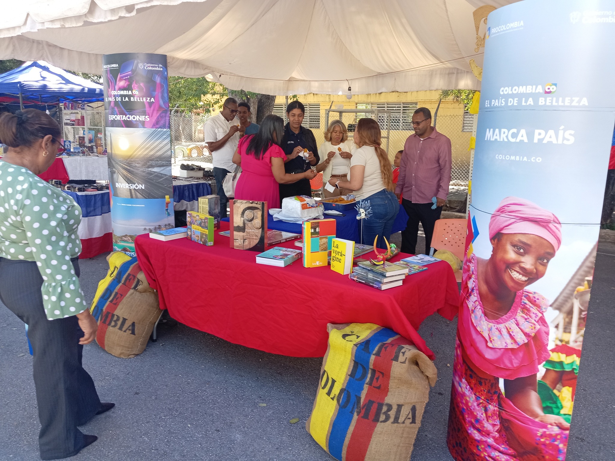 Colombia comparte gastronomía y literatura en la Feria del Libro y la Cultura de Neiba 2025