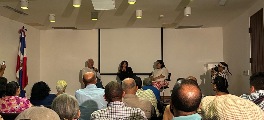 Embajada de Colombia en República Dominicana y el Museo Memorial de la Resistencia Dominicana realizaron la proyección y conversatorio del documental “Huellas de desaparición – Toma y retoma del Palacio de Justicia de 1985”