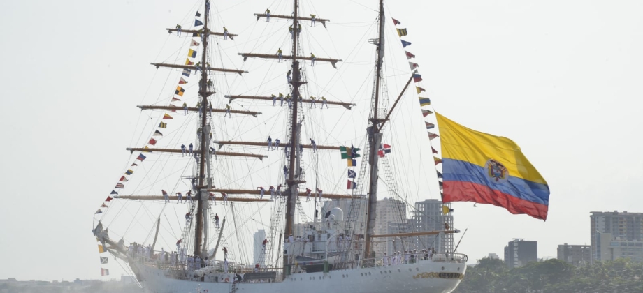 Orgullo colombiano en Santo Domingo: visita oficial del Buque Escuela A.R.C. Gloria”