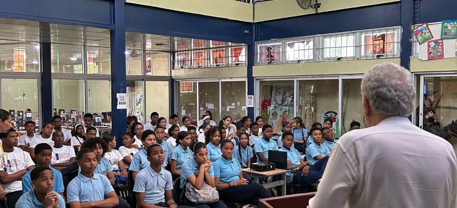 La Embajada de Colombia realizó su primer Cine Foro en el Colegio República de Colombia