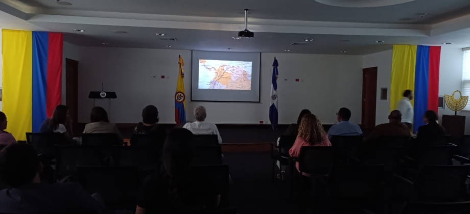 Embajada de Colombia en República Dominicana proyectó el largometraje Golpe de Estadio, reafirmando su compromiso con la diplomacia cultural y la promoción de la memoria histórica a través del cine colombiano