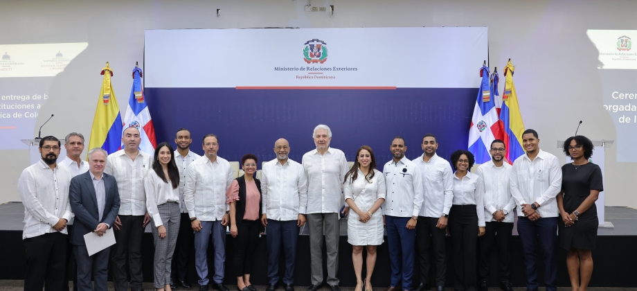 Instituciones de educación pública y privada de Colombia oficializaron la oferta de más de 10 mil becas para estudiantes de República Dominicana