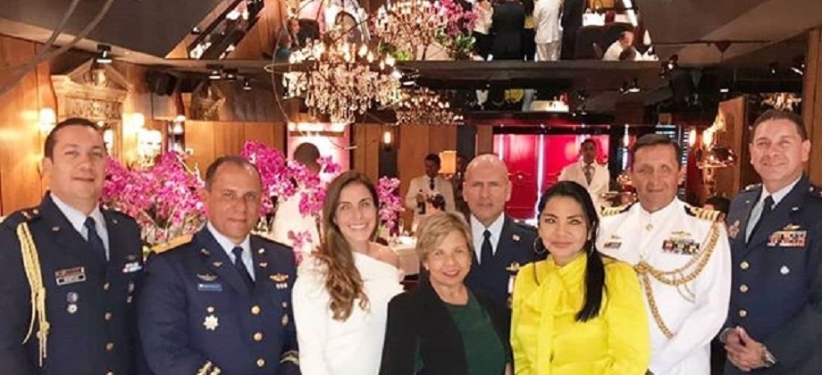 La Embajadora sostuvo encuentro con los Comandantes de las Fuerzas Aéreas de Colombia y República Dominicana